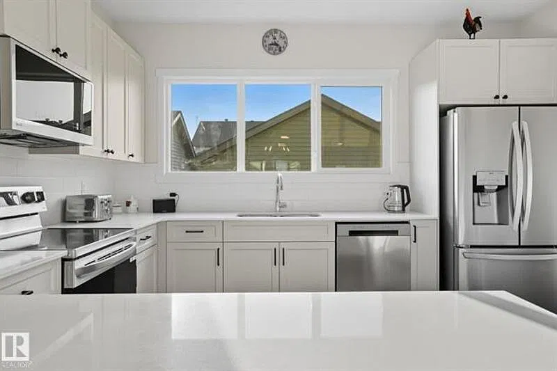 3 bed, 2.5 bath, $2,300 — Photo 2