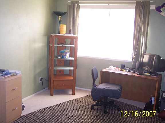 2nd bedroom- new carpet!