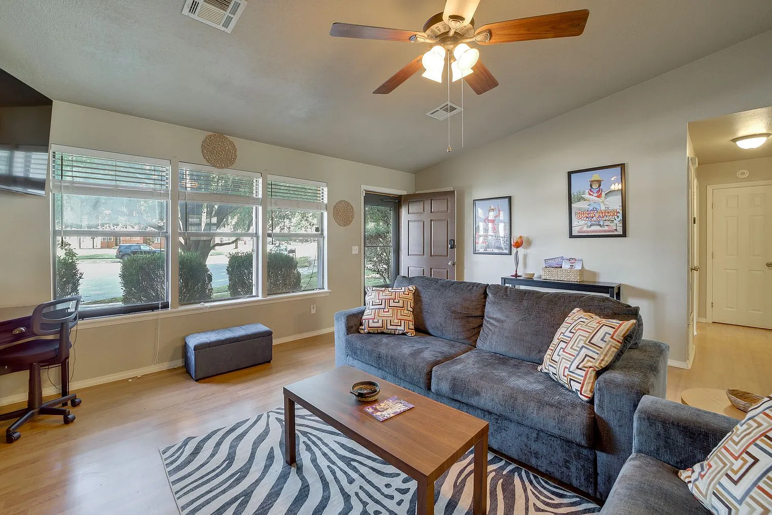 2 bed, 1.0 bath, 1033 sqft, $2,774 — Photo 3