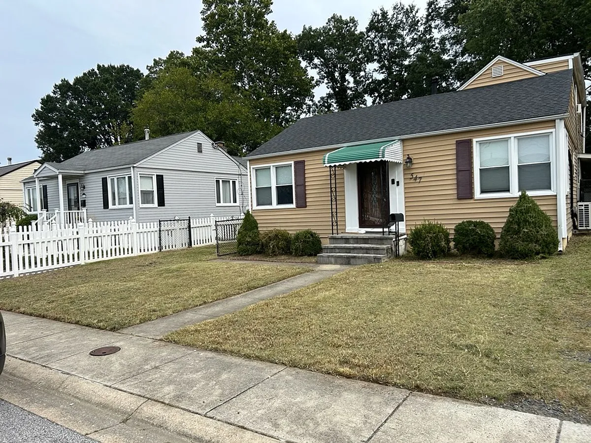 Building Photo - 547 Munroe Cir
