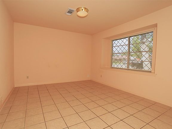 4th image of 101 Hickory St