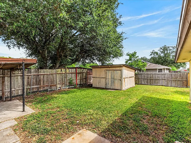1622 La Joya St — Photo 40