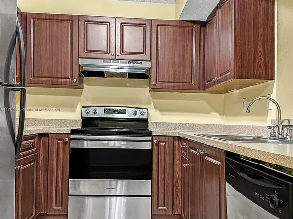 250 Palm Cir W APT 103, Hollywood, FL 33025