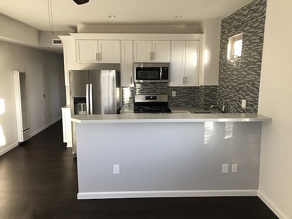 4th image of 234 W Juniper St APT 301