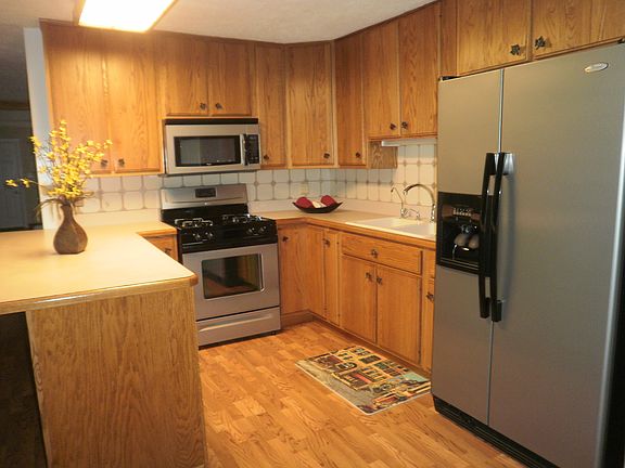 Kitchen w/Custom Cabinets