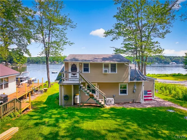 52 Bumpy Dr, Bernhards Bay, NY 13028