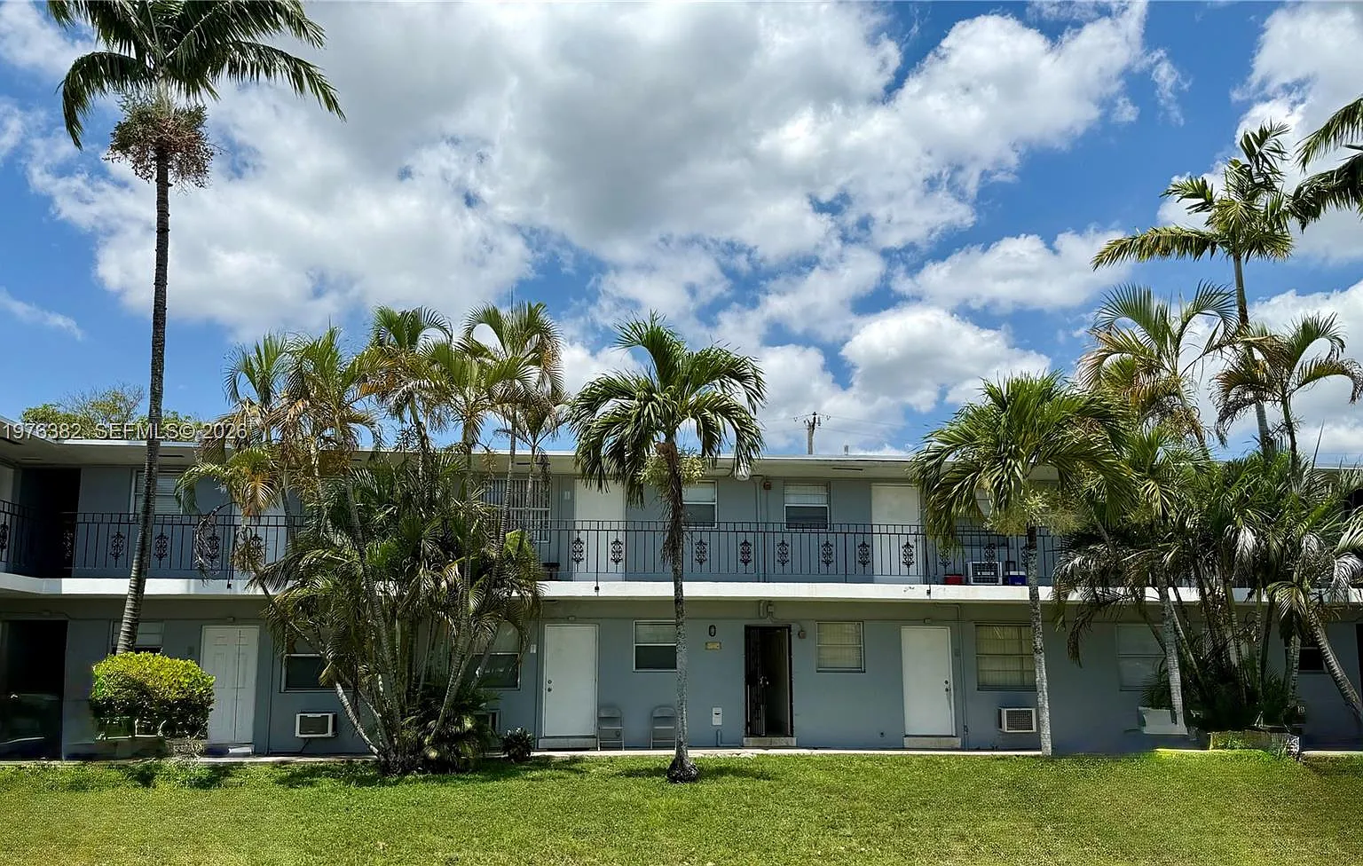 Melrose Manor — Photo 1