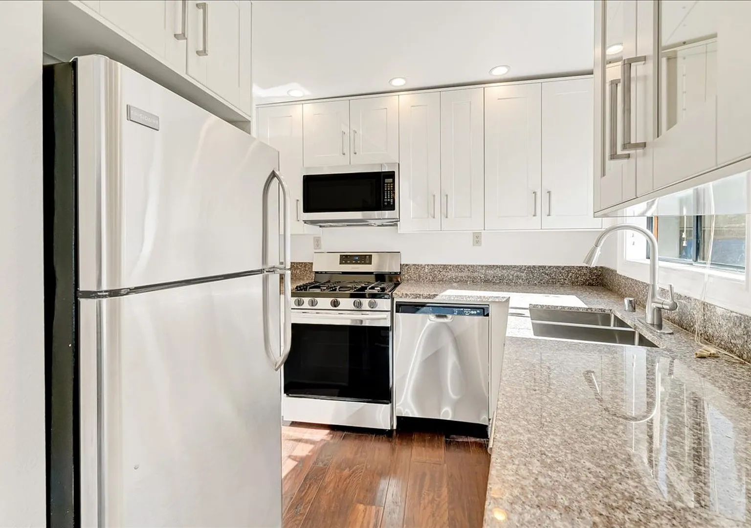 Two Story Townhome Style Apartment In The Heart of Tarzana! — Photo 4