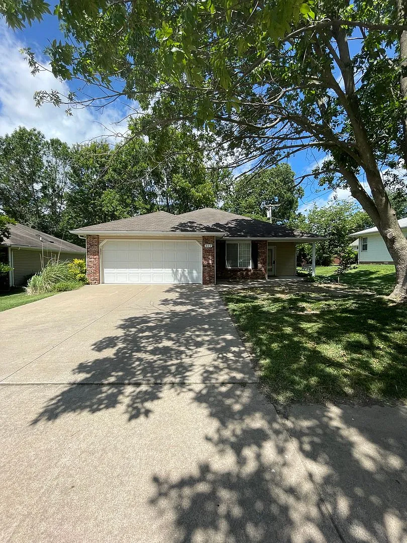 Super Nice 3bed, 2bath house with 2 car garage in Central Location — Photo 2