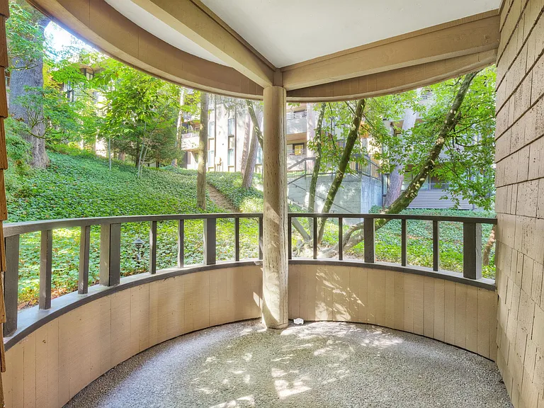 Executive Estates — Photo 15