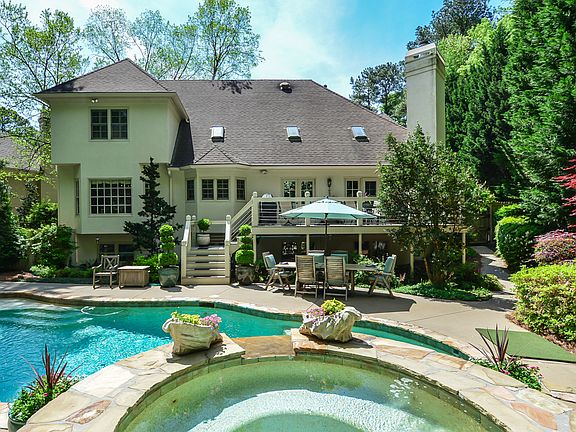 Beautiful entertaining yard