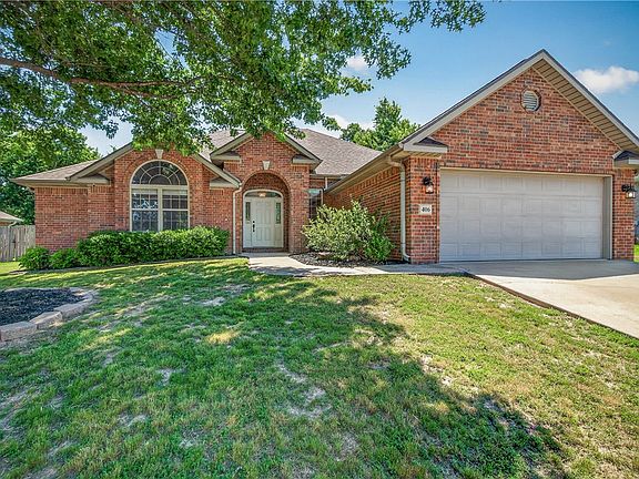 2nd image of 406 NW Saddlebrook Drive