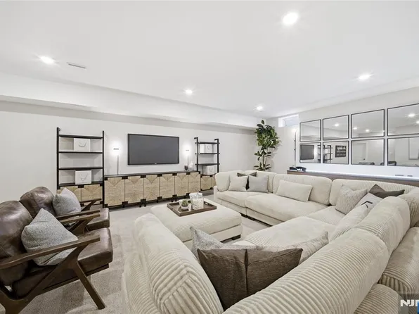 16 Belmont Pl, Oakland, NJ 07036