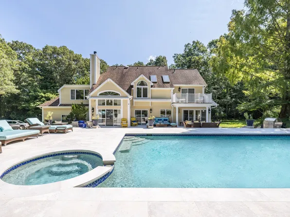 31 Rolling Hill Ct W, Sag Harbor, NY 11963