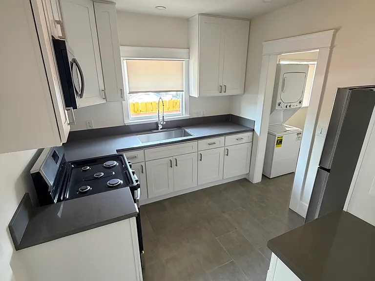 422 E Walnut St — Photo 4