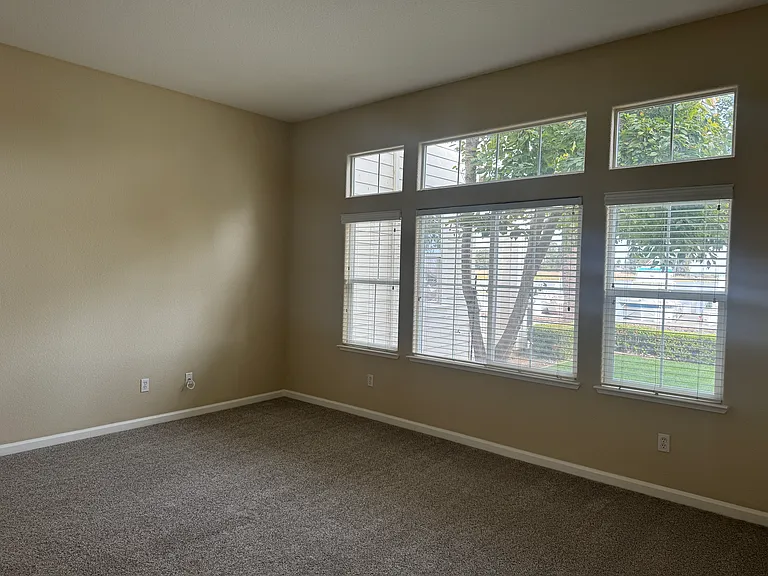 1131 Park Ln — Photo 7