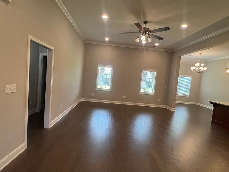 14829 Commonwealth Dr — Photo 2