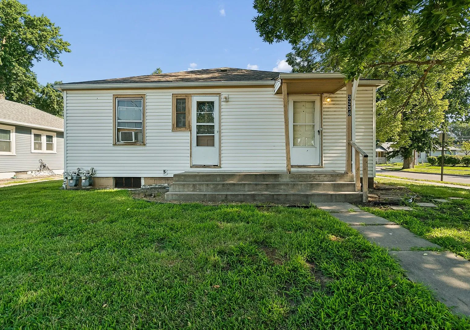 Charming 1 Bedroom! — Photo 1
