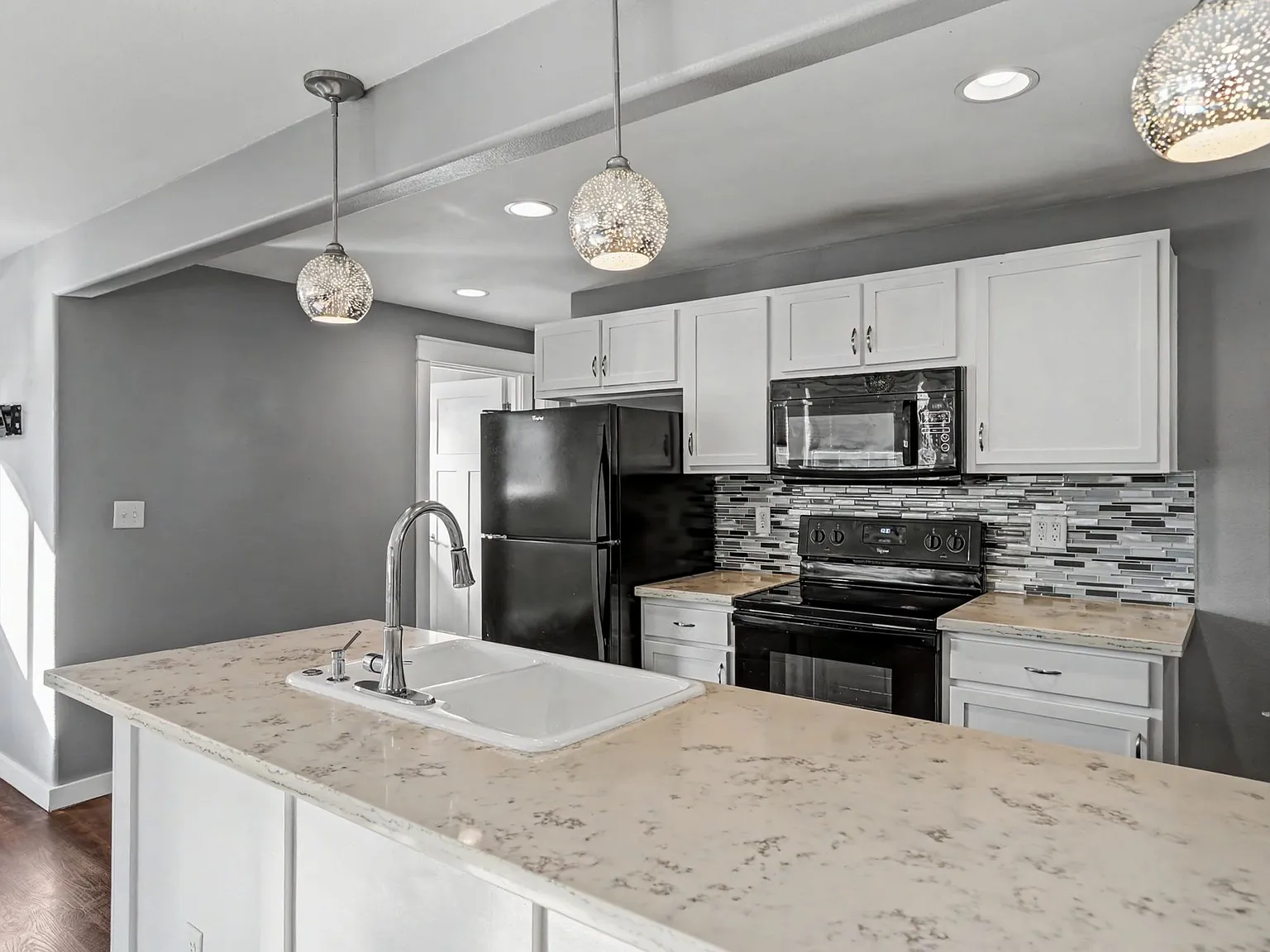 2 bed, 744 sqft, $1,950 — Photo 4