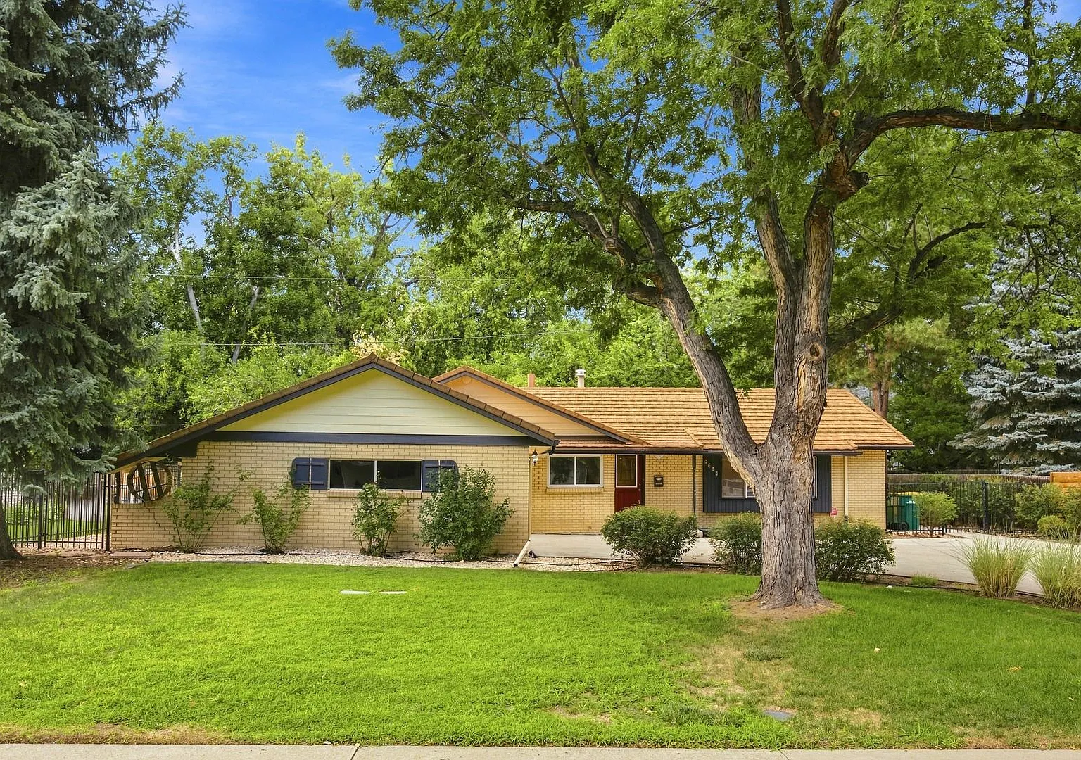 Charming 3-Bedroom Home in Lakewood, CO — Photo 2