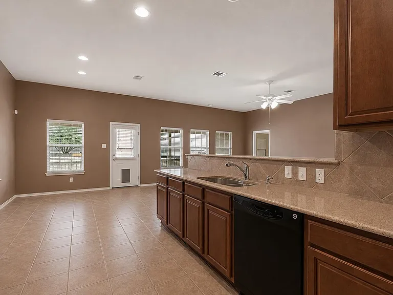 354 Camelia Pkwy — Photo 9