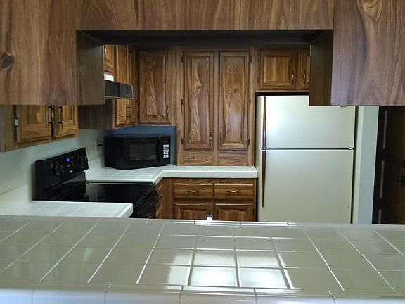 Tile counter tops... clean & in great condition... who needs