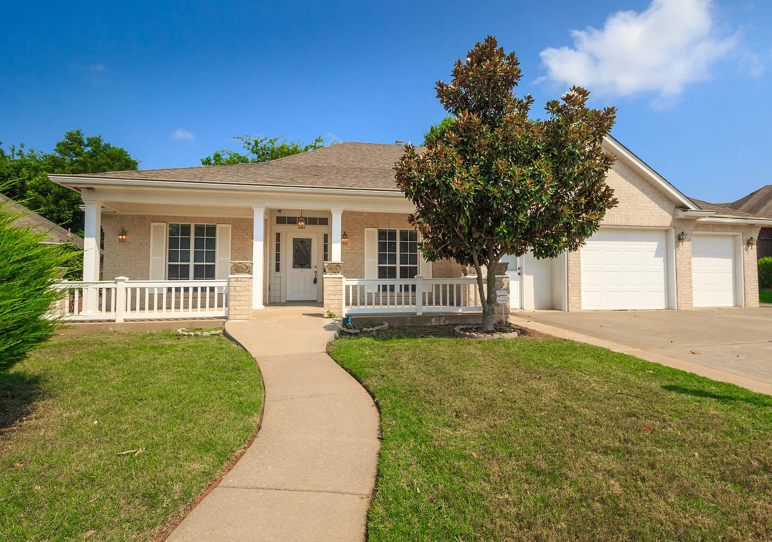 Remodeled Huge 4 Bedroom with bonus rooms and many bathrooms in Broken Arrow — Photo 1