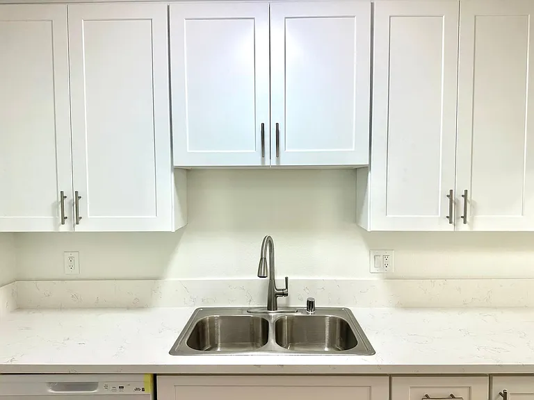 Lynrose Manor Apartments — Photo 7