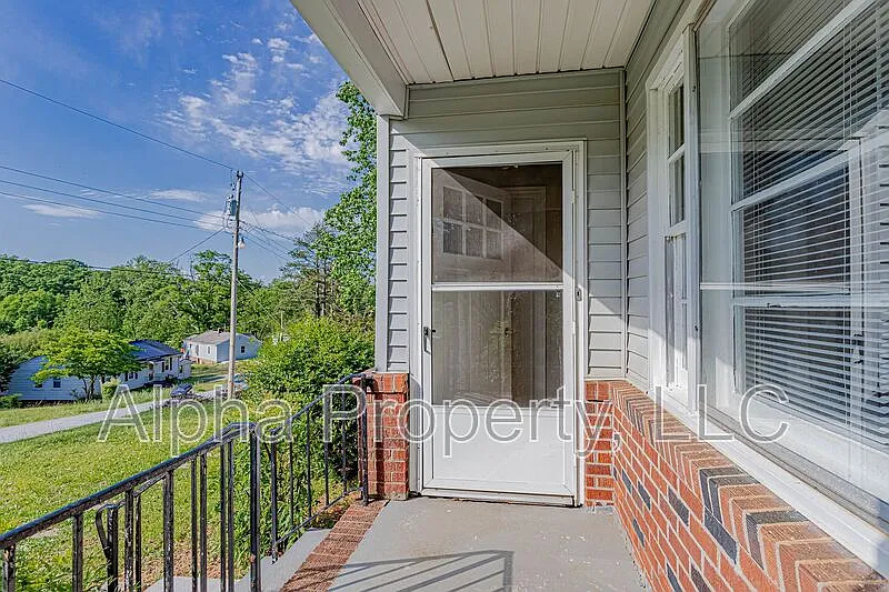 2 bed, 1.0 bath, 1140 sqft, $1,350 — Photo 3