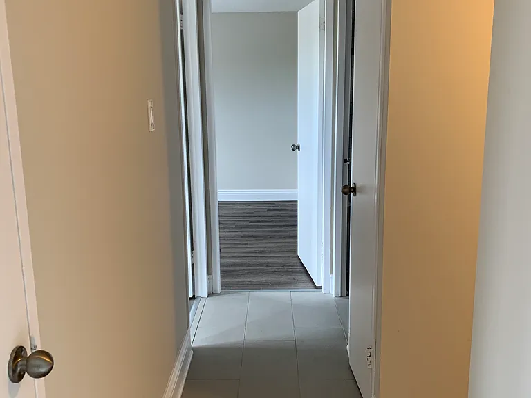215 Clarence St — Photo 13
