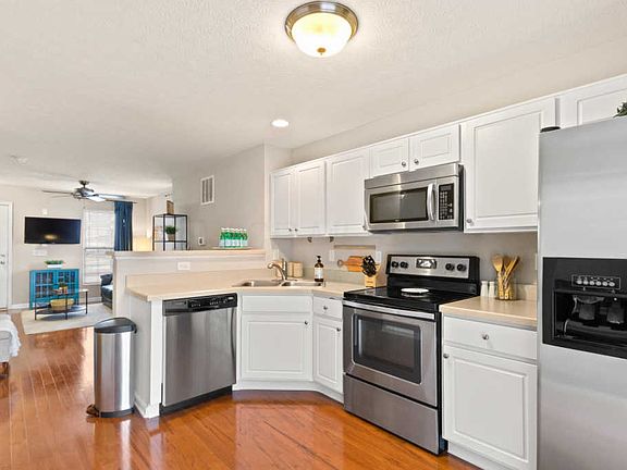 3rd image of 5795 Bridgehampton Dr