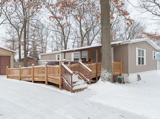 52494 N Point Dr, Mattawan, MI 49071
