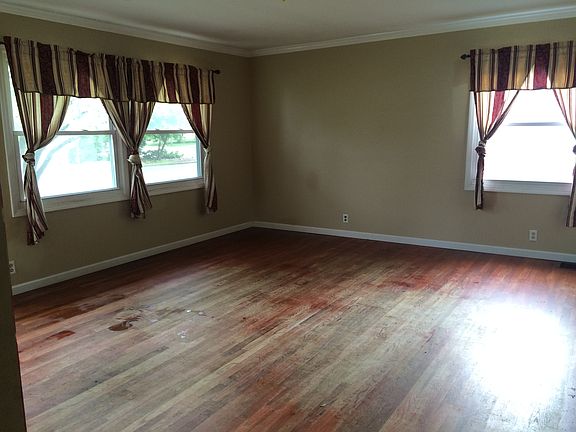 4th image of 3121 N College Ave