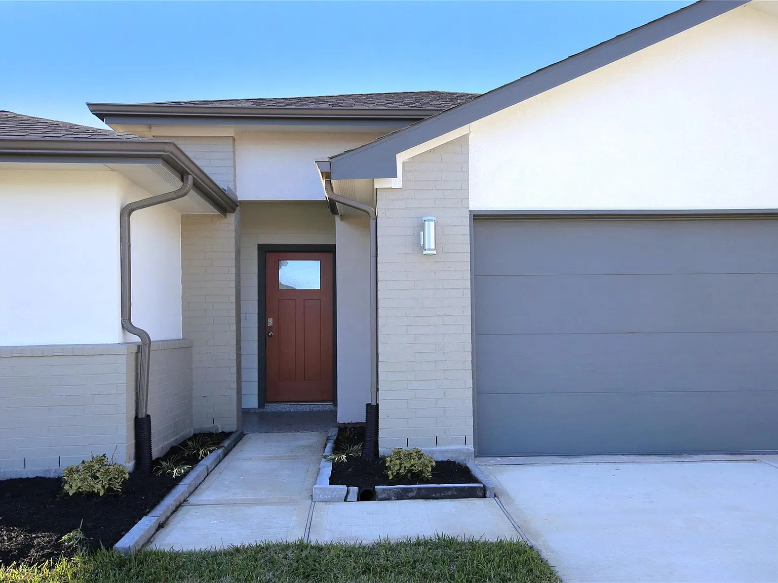 5 bed, 3.0 bath, 2607 sqft, $2,650 — Photo 2
