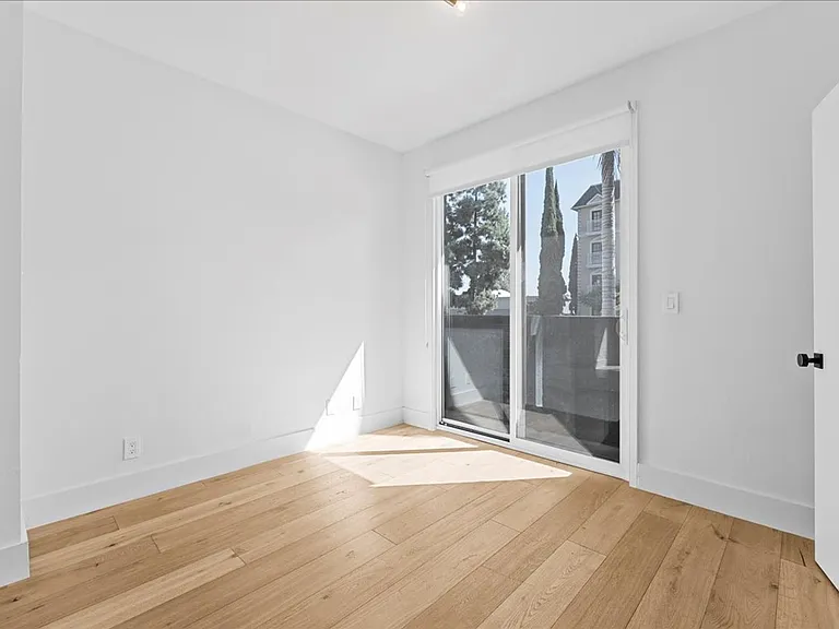 135 N Doheny Dr #202 — Photo 11