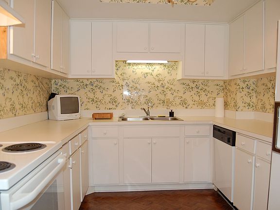 4th image of 2970 Saint Johns Ave #2E