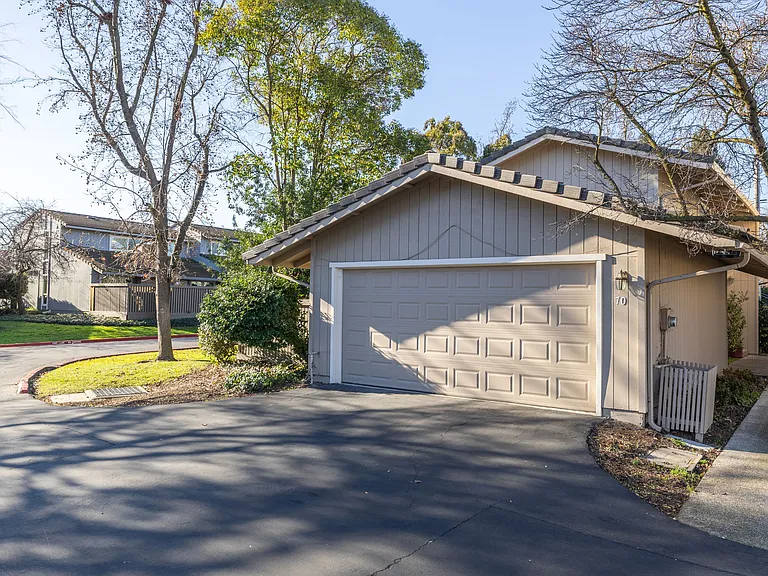 70 Rolling Green Way — Photo 1