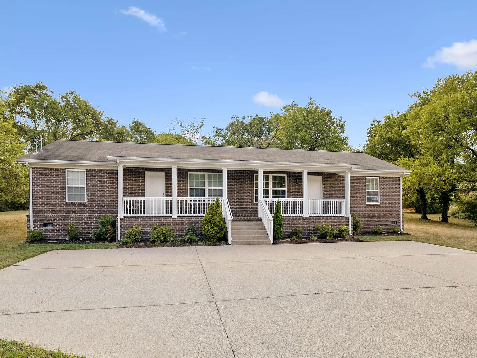 3 bed, 1000 sqft, $2,100 — Photo 2