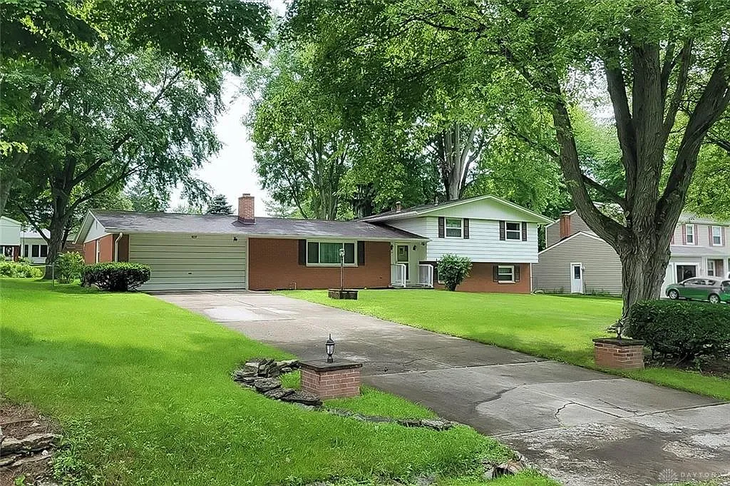 1131 Woodland Dr photo 1