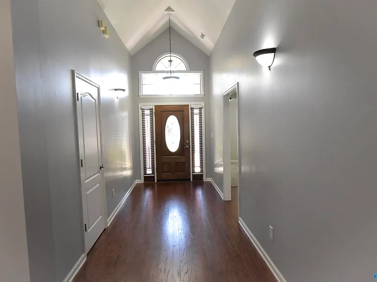 118 Canterbury Dr — Photo 2