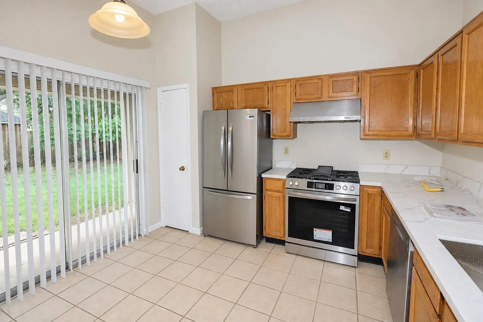 3 bed, 2.0 bath, 1325 sqft, $1,900 — Photo 3