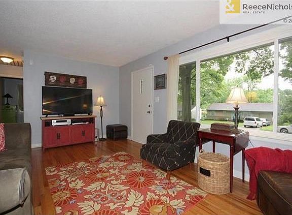 3rd image of 9009 Holly St