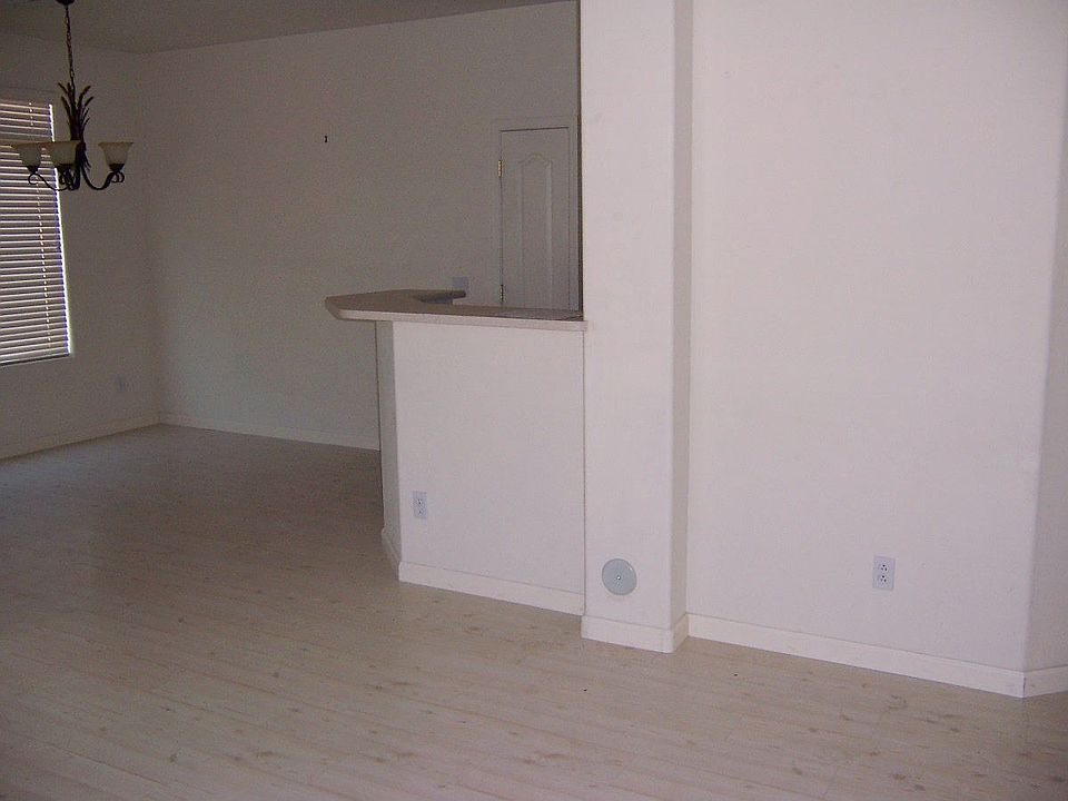 Living Room/Breakfast Nook