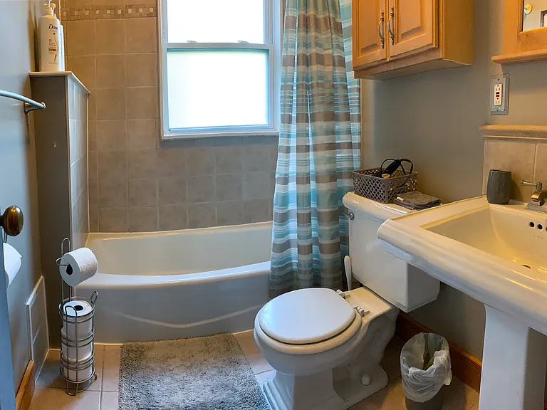 [Full Bathroom] Another view.
