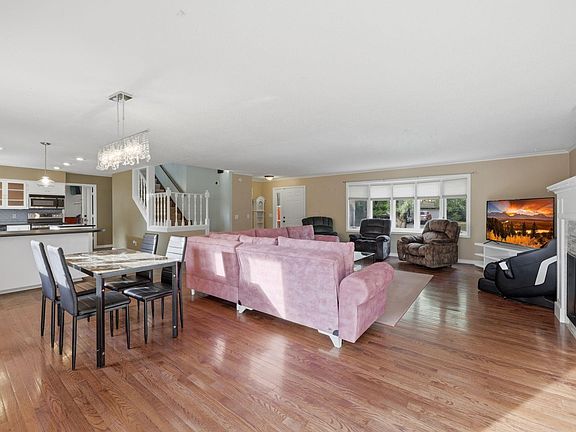 5th image of 937 Spruce Dr