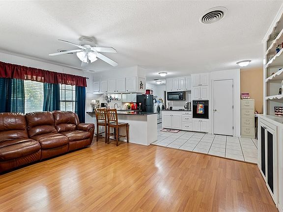 3rd image of 300 W Ross Ave