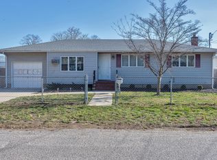 590 Cadman Rd, West Islip, NY 11795