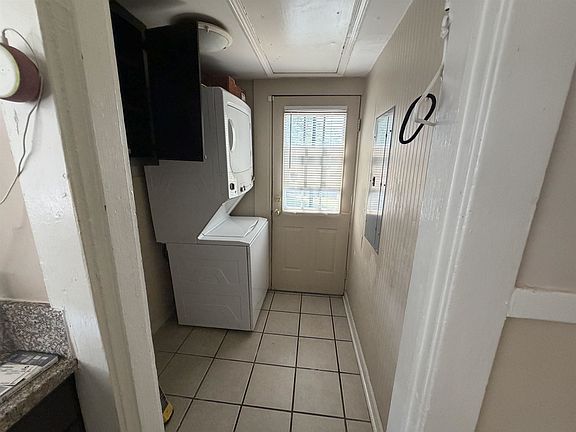 5th image of 1585 Court Ave