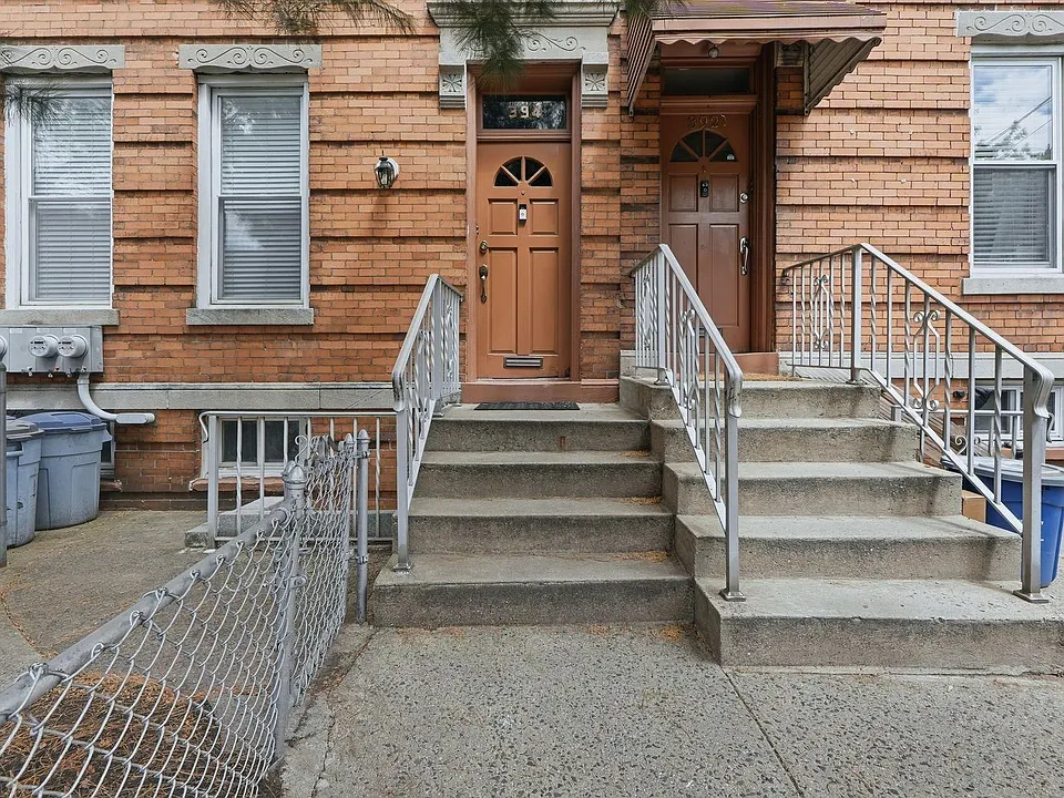 394 Woodlawn Ave #2