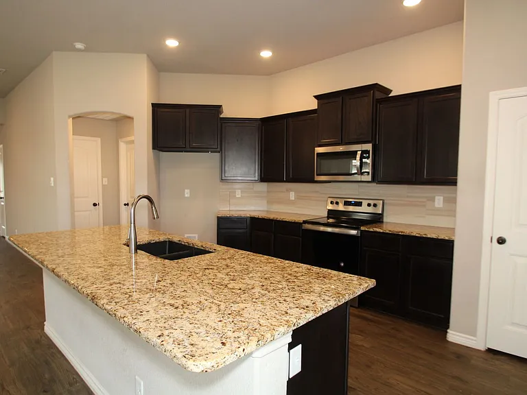 902 Clanton Cv — Photo 11